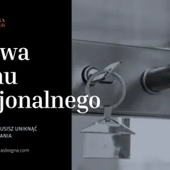 Klucz do drzwi z breloczkiem w kształcie domu, symbolizujący umowę najmu okazjonalnego. Tekst informuje o błędach, których należy unikać przy jej zawieraniu.