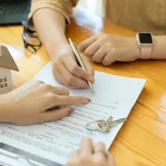 Podpisanie umowy najmu, klucze i model domu. Rozważasz odszkodowanie za zerwanie umowy najmu?