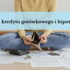 Osoba z pustym portfelem i rachunkami zastanawia się, karencja co to. Kalkulator i monety sugerują problemy finansowe.