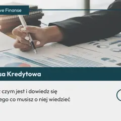 Ręka z długopisem nad wykresami. Dowiedz się, czym jest promesa kredytowa i wszystko, co musisz o niej wiedzieć.