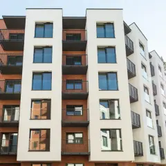 Nowoczesne bloki z cegły i białego tynku, z balkonami. Idealne lokum, by poczuć się jak w salsie życia miejskiego.