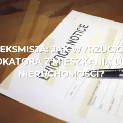 Dokument "Eviction Notice" i długopis na drewnianym stole. Tekst: "Eksmisja: Jak wyrzucić lokatora bez tytułu prawnego z mieszkania lub nieruchomości?".