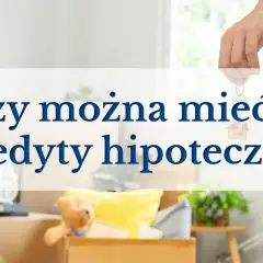 Czy można mieć dwa kredyty hipoteczne? Dłoń trzyma klucze z zawieszką "Home" na tle kartonów i poduszek, sugerując przeprowadzkę lub nowe inwestycje.