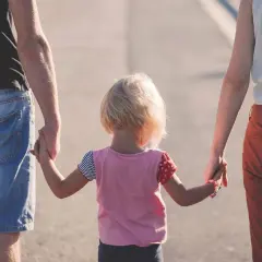 Rodzina z dzieckiem idzie razem, trzymając się za ręce. Czy najem okazjonalny a eksmisja rodziny z dzieckiem to ich przyszłość?