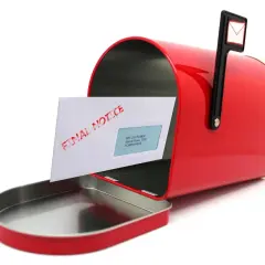 Czerwona skrzynka pocztowa z listem "FINAL NOTICE". Wzór wezwania do opuszczenia bezumownie zajmowanego lokalu.