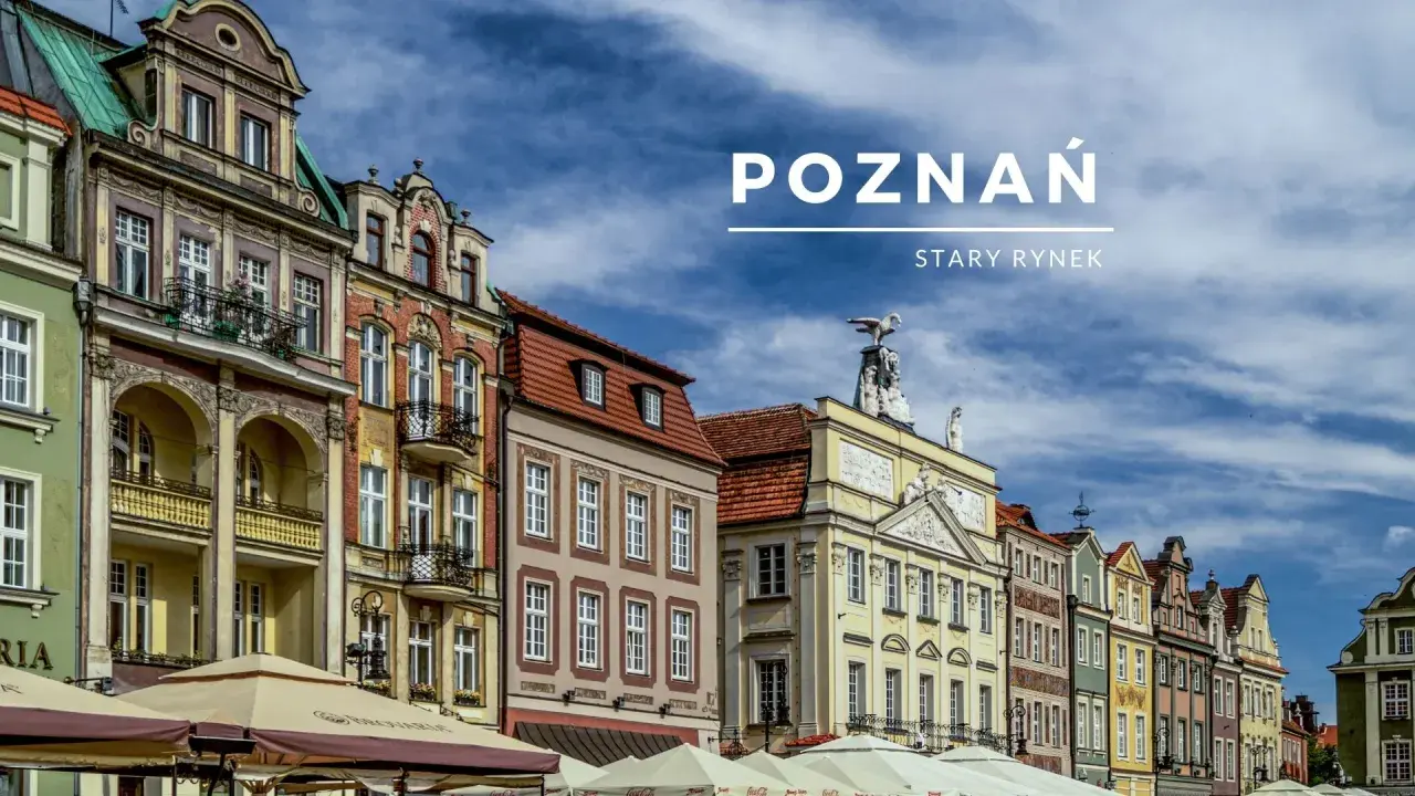 Kolorowe kamienice na Starym Rynku w Poznaniu, z widocznym napisem "POZNAŃ STARY RYNEK".