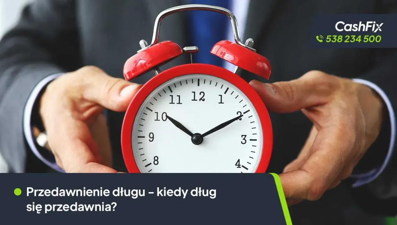 Dłoń trzyma czerwony budzik. Tekst: "Przedawnienie długu – kiedy dług się przedawnia?". Dotyczy to również czynszu najmu.