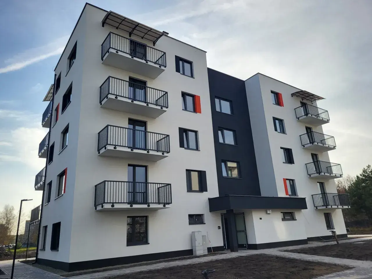 Nowe osiedle Sosnowiec: nowoczesny blok z balkonami i czarno-białą elewacją.