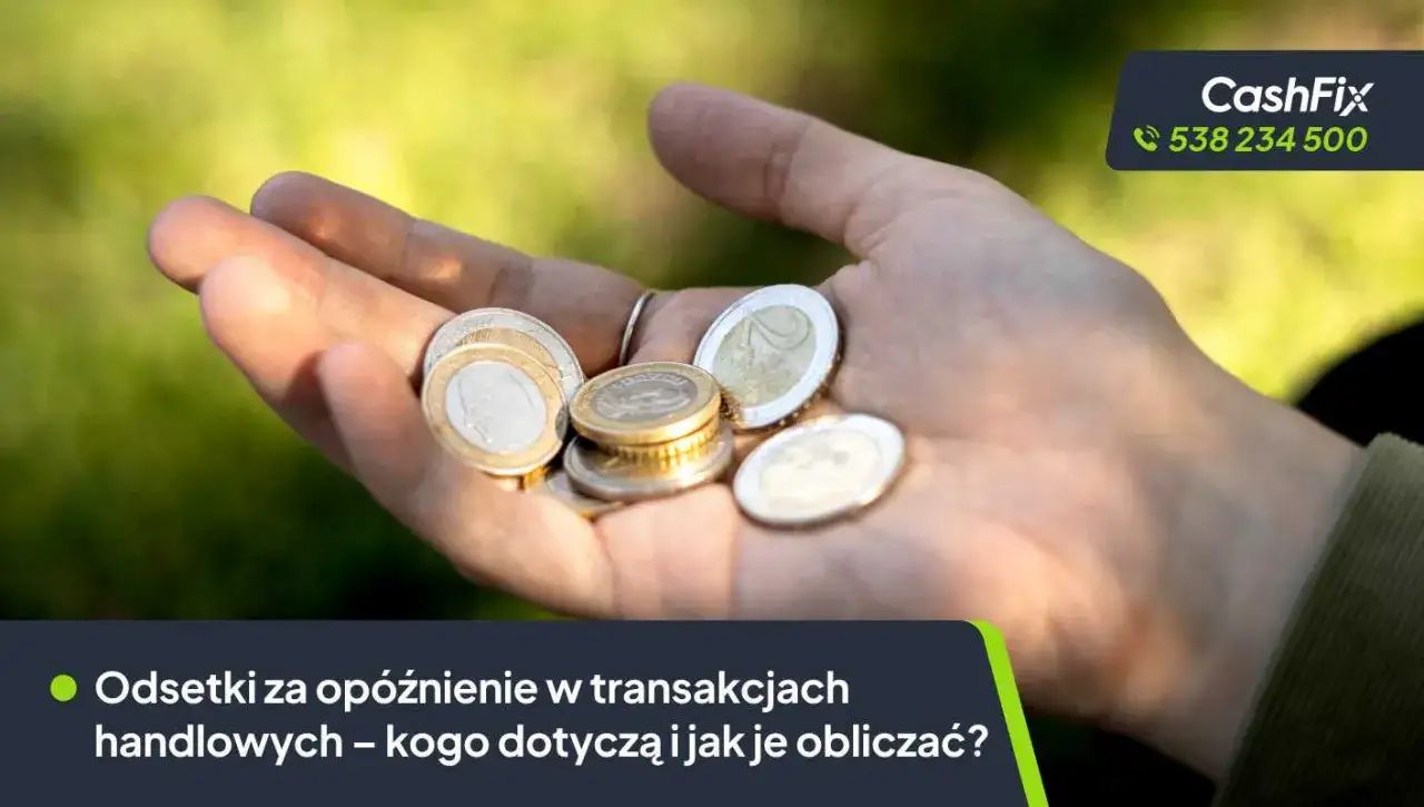 Dłoń trzyma garść monet. Tekst informuje o odsetkach za nieterminową płatność w transakcjach handlowych.
